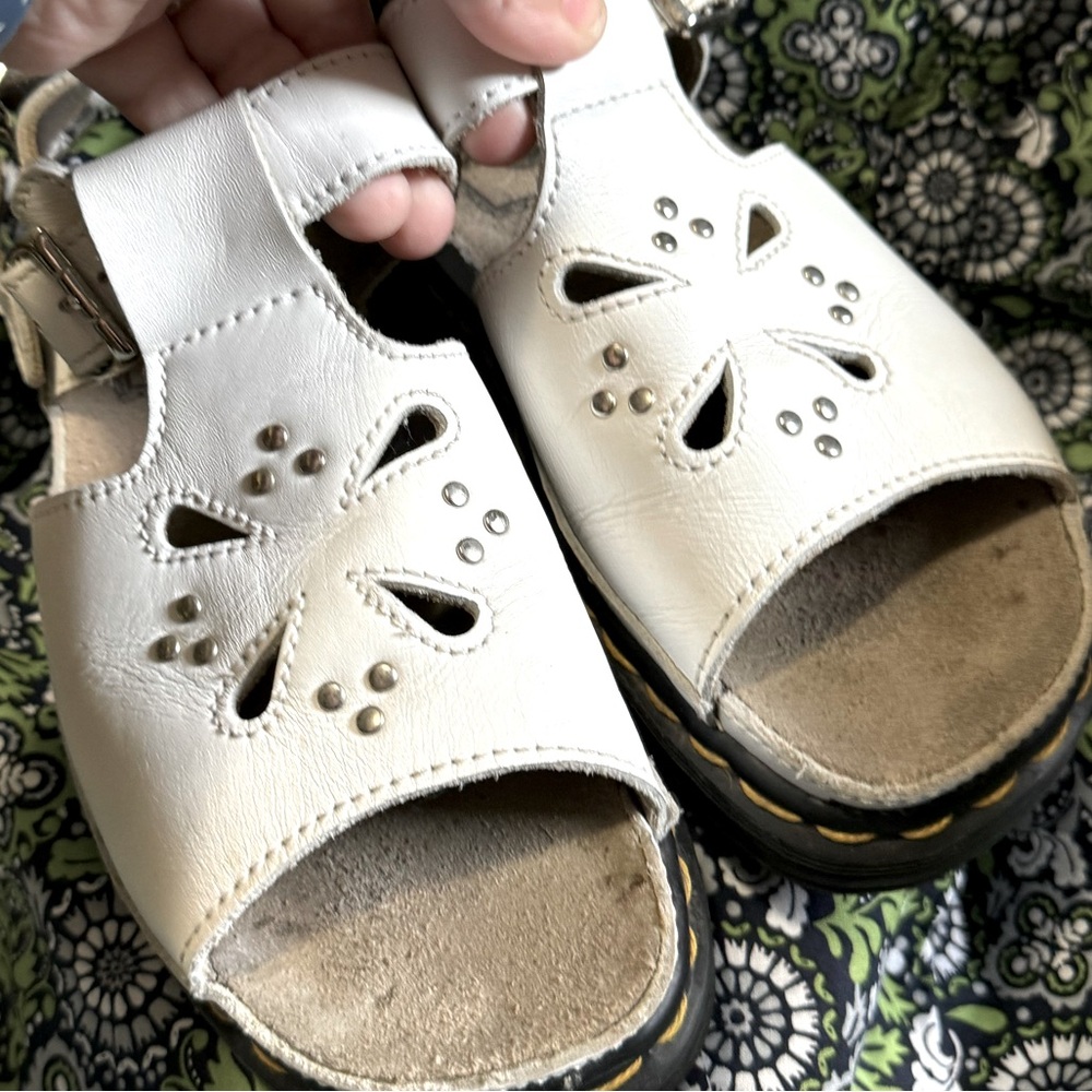 🌸Dr Martens Y2K Sandals vintage🌸 7 US flower cut out design good condition🌸